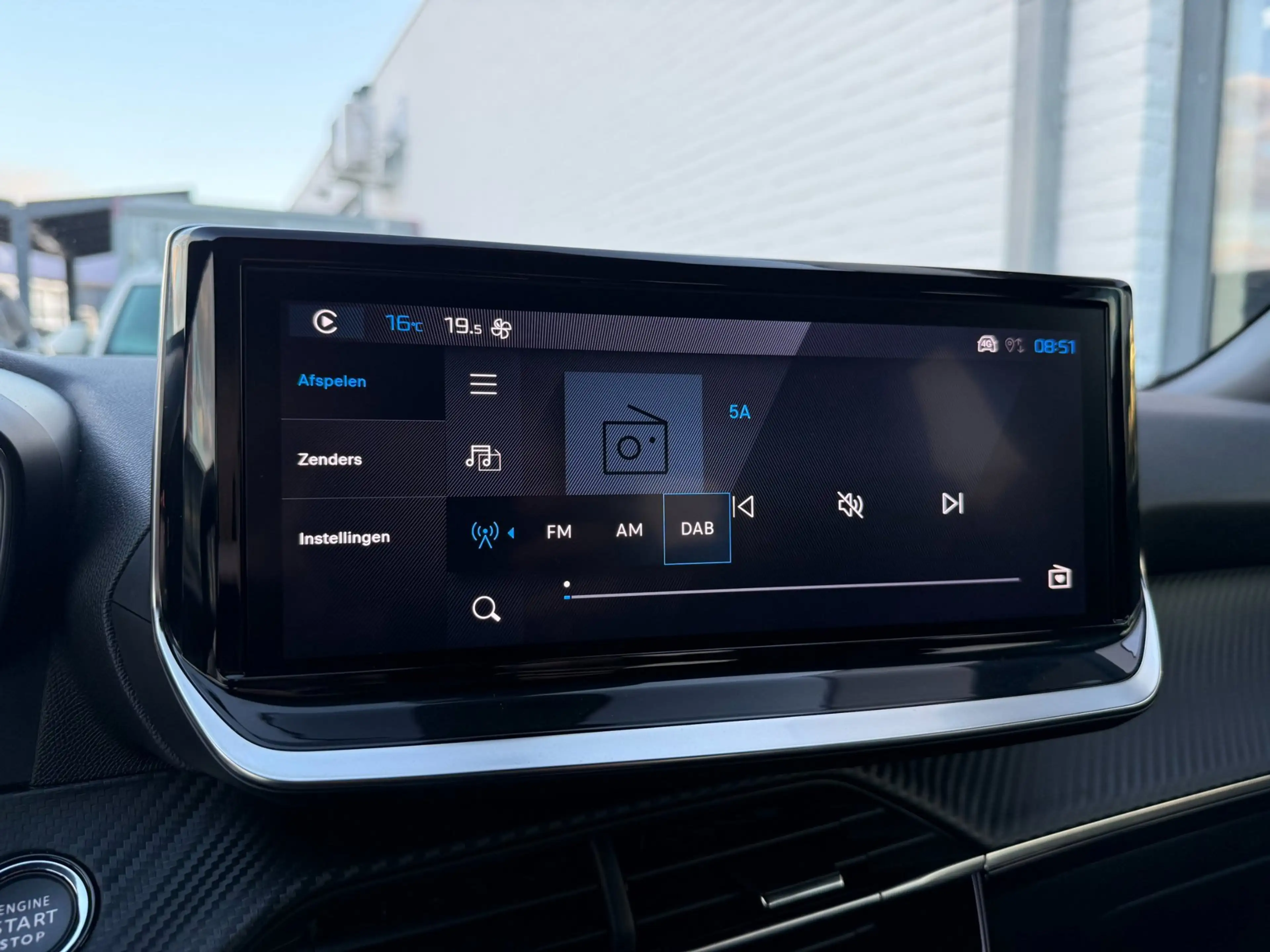 Peugeot 2008 1.2 Hybrid 145PK Allure | Carplay | Rijstrooksenso — photo 37