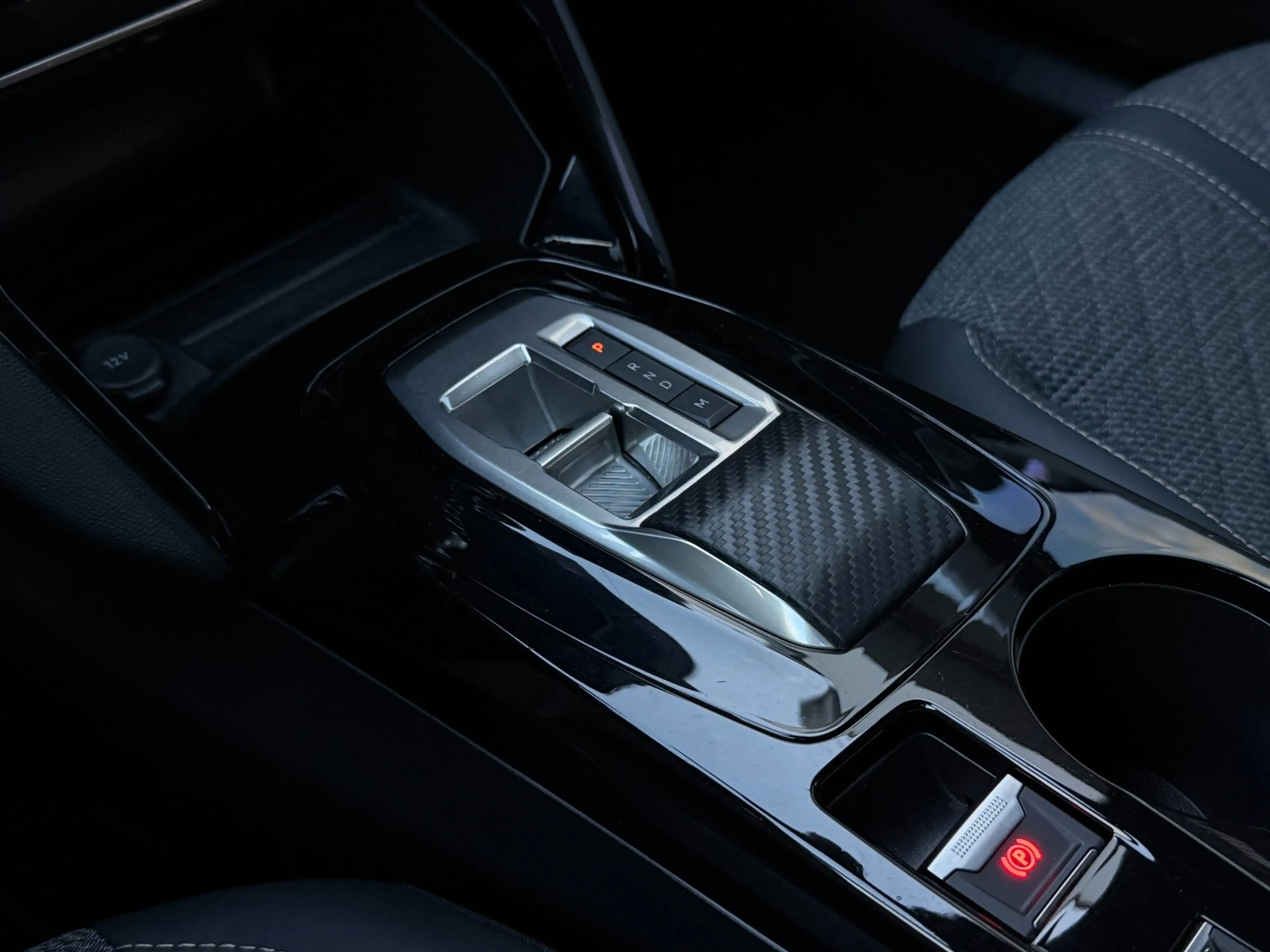 Peugeot 2008 1.2 Hybrid 145PK Allure | Carplay | Rijstrooksenso — photo 18