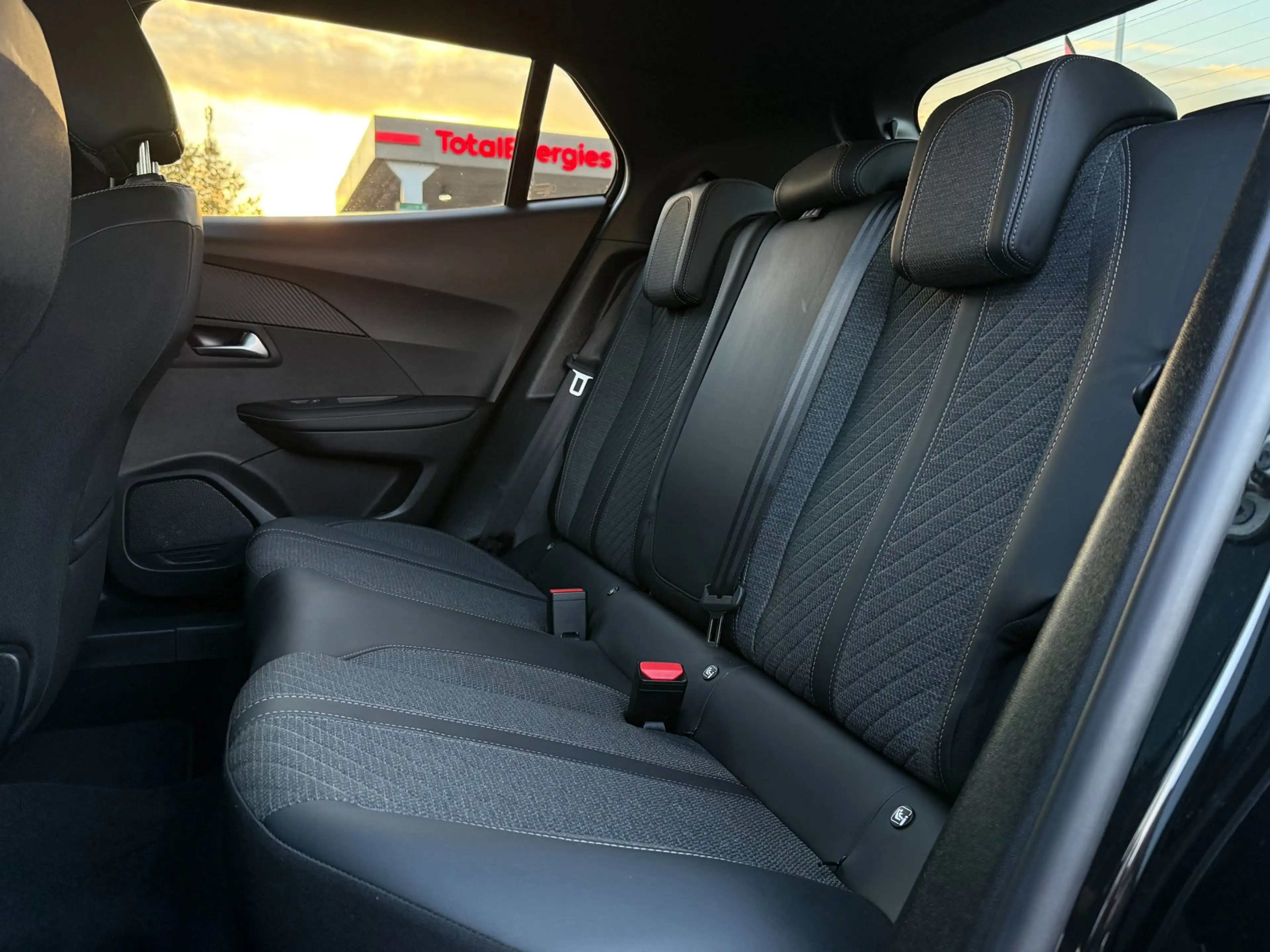 Peugeot 2008 1.2 Hybrid 145PK Allure | Carplay | Rijstrooksenso — photo 22
