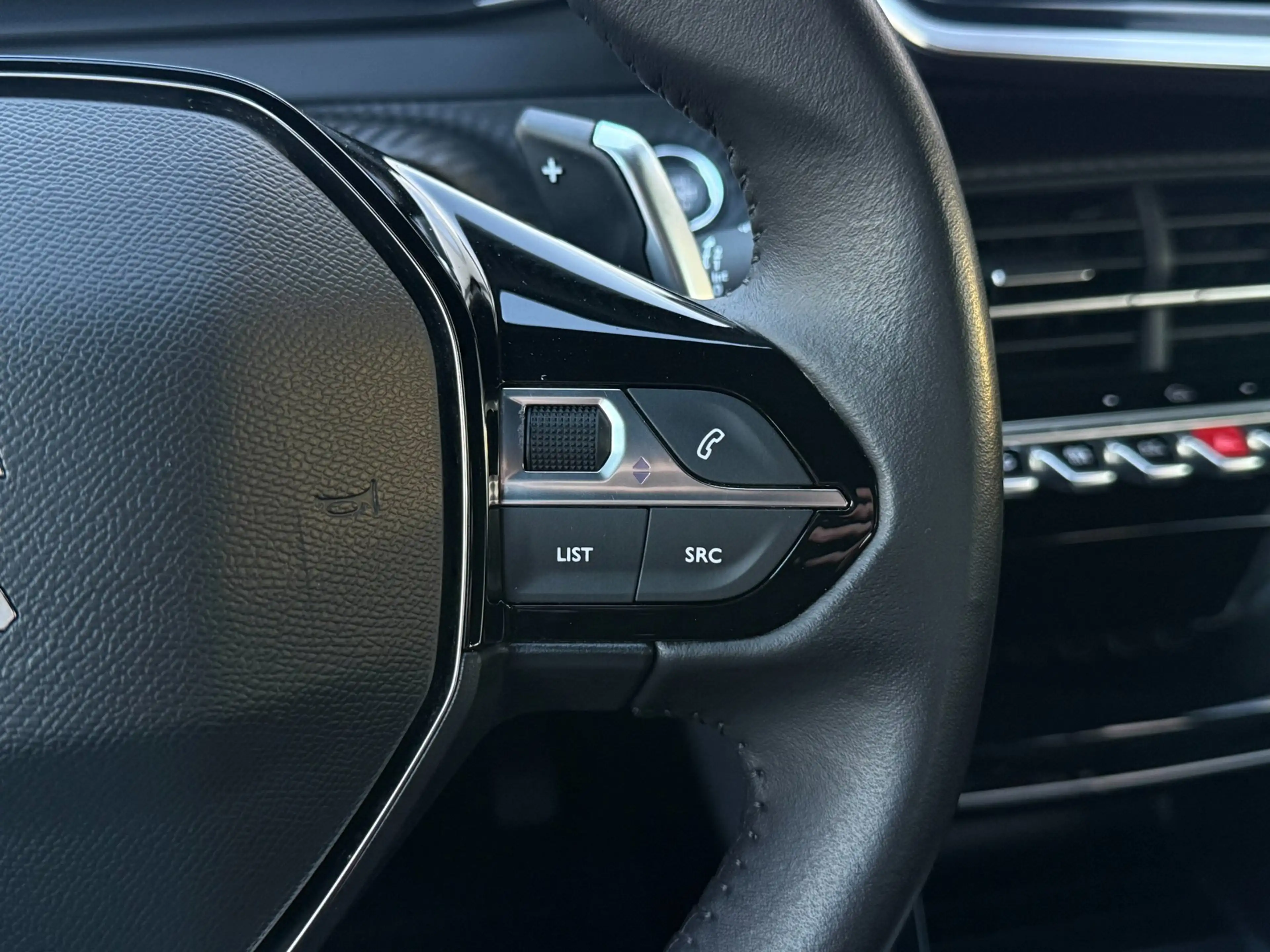 Peugeot 2008 1.2 Hybrid 145PK Allure | Carplay | Rijstrooksenso — photo 36