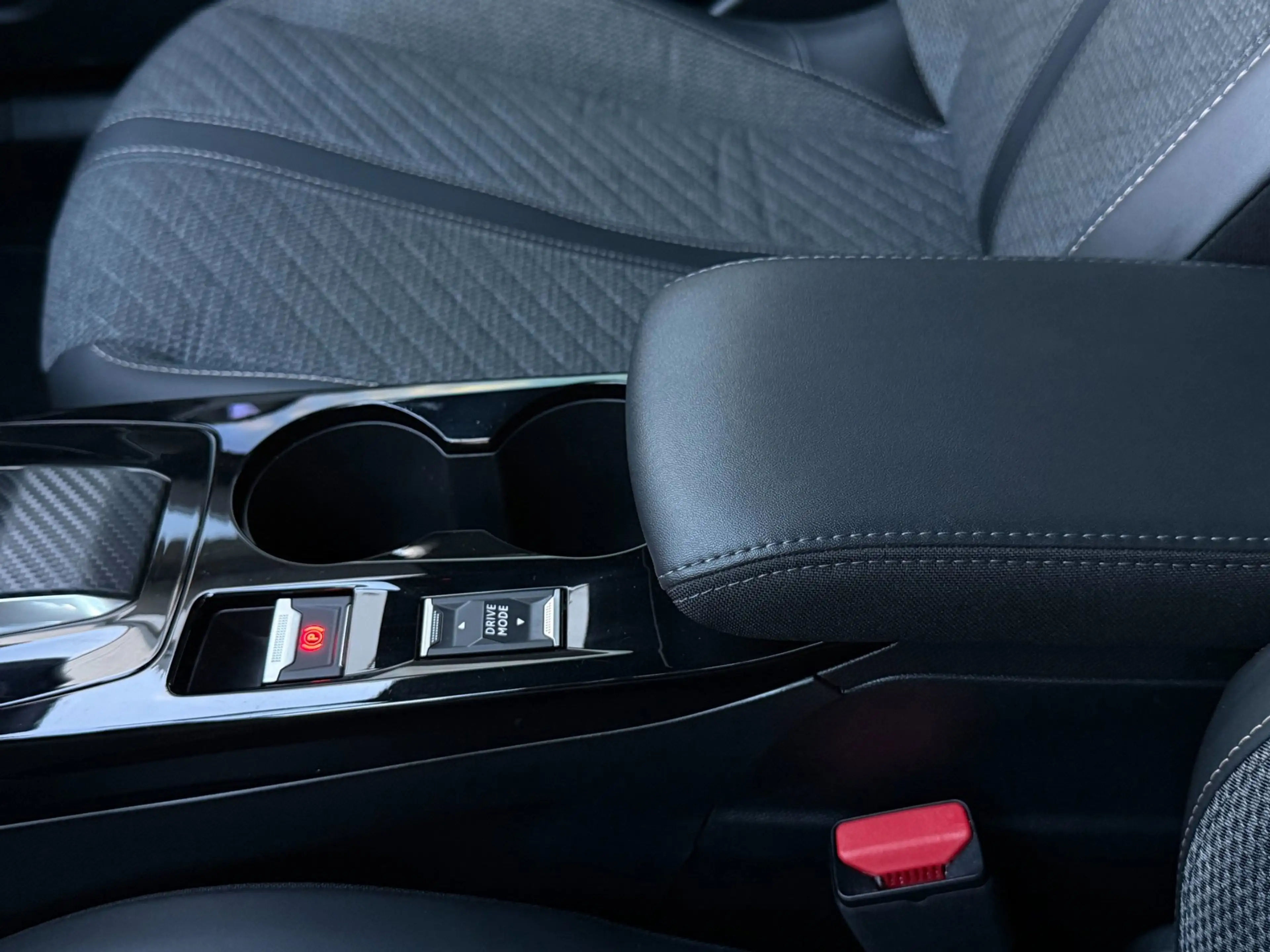 Peugeot 2008 1.2 Hybrid 145PK Allure | Carplay | Rijstrooksenso — photo 19