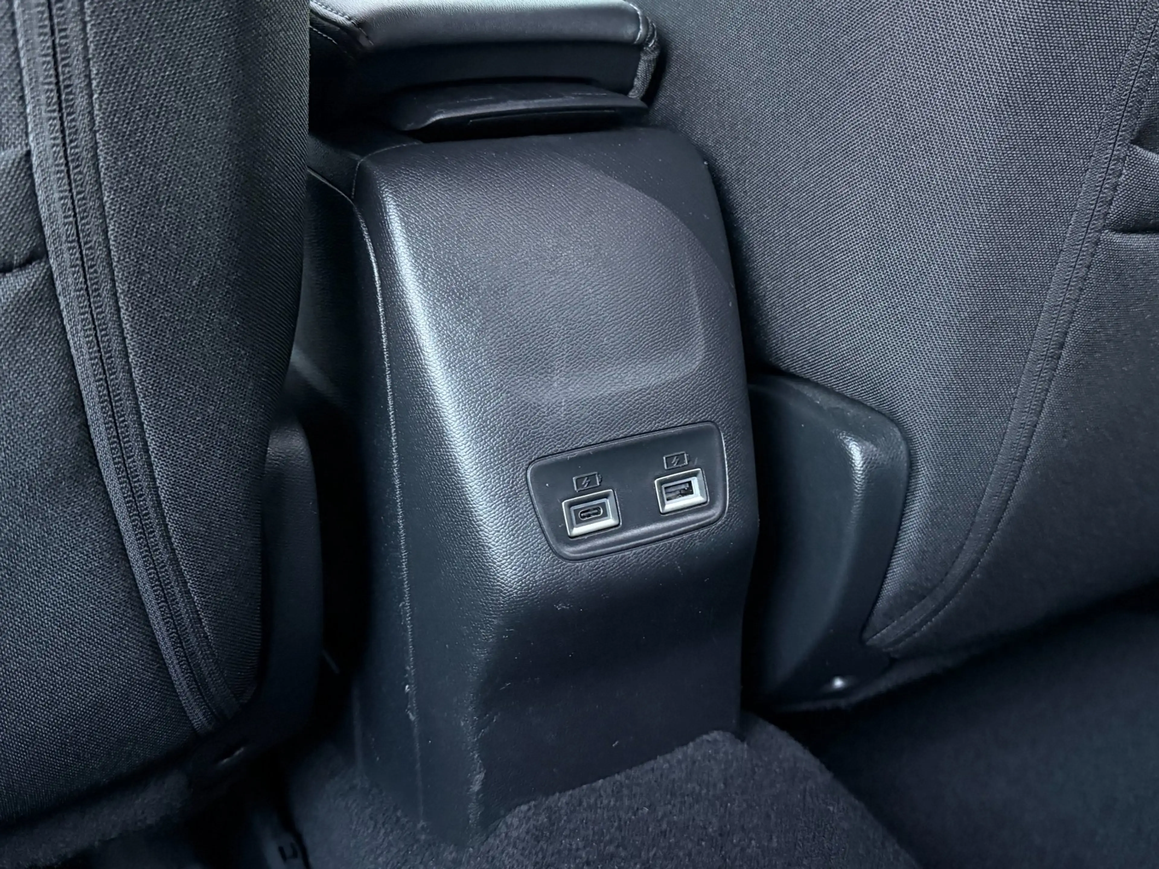 Peugeot 2008 1.2 Hybrid 145PK Allure | Carplay | Rijstrooksenso — photo 42
