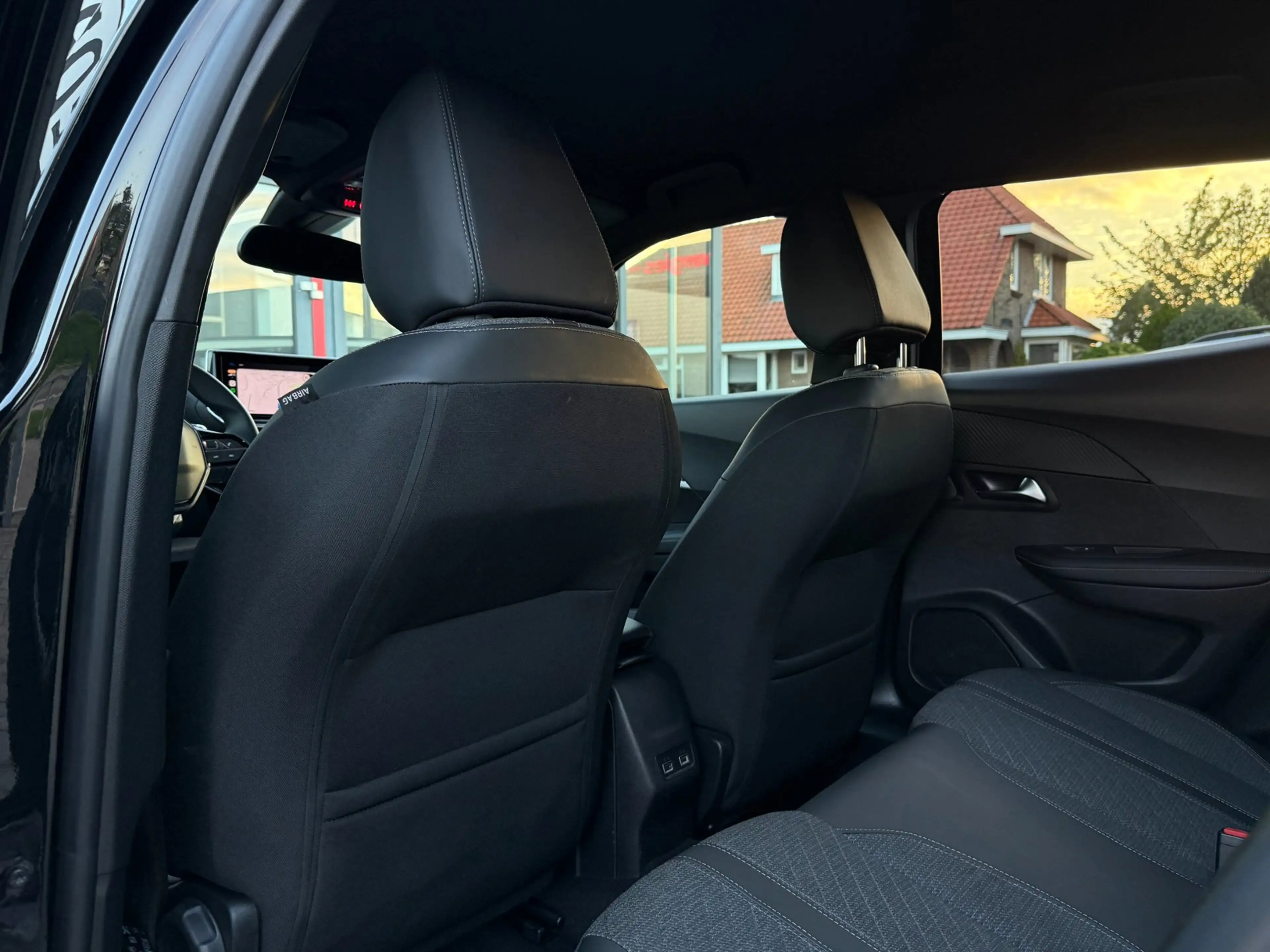 Peugeot 2008 1.2 Hybrid 145PK Allure | Carplay | Rijstrooksenso — photo 21