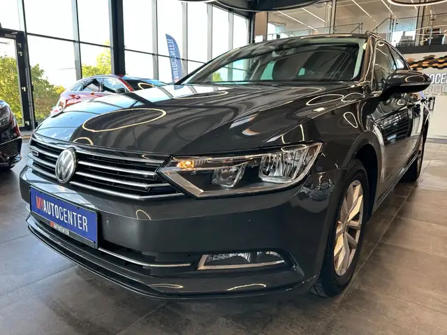 Volkswagen Passat view 4