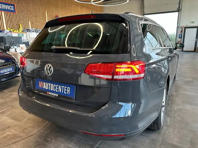 Volkswagen Passat view 2