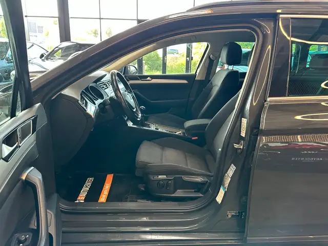 Volkswagen Passat view 11
