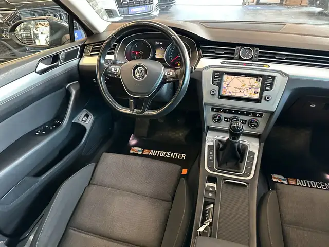 Volkswagen Passat view 6