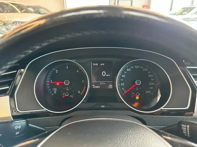 Volkswagen Passat view 13