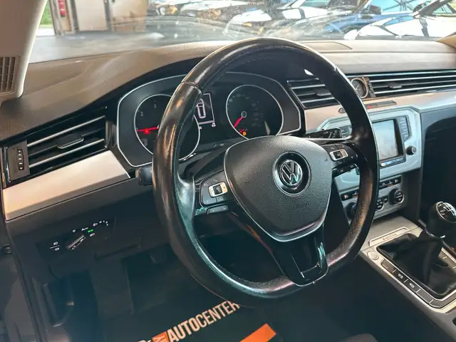 Volkswagen Passat view 10