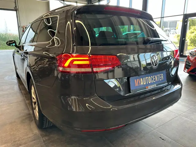 Volkswagen Passat view 5