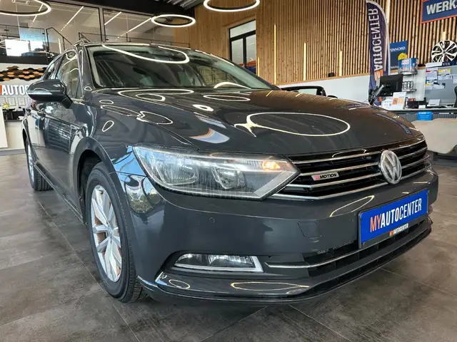 Volkswagen Passat view 3