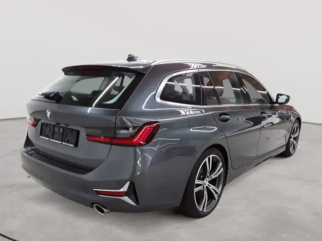 BMW 3 Series view 4