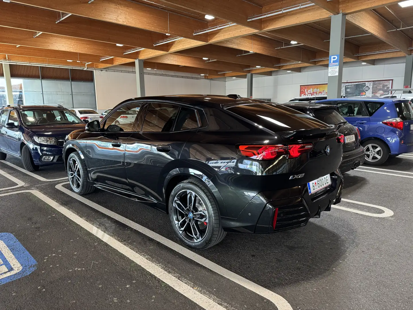 BMW iX2 30 xDrive M Sport Black - 1