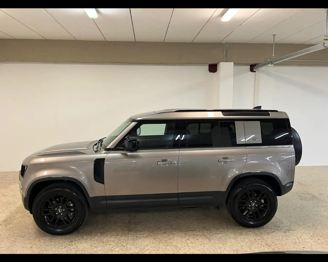 Land Rover Defender 110 3.0d i6 mhev X-Dynamic HSE awd 200cv auto 7p.t Grigio - 2