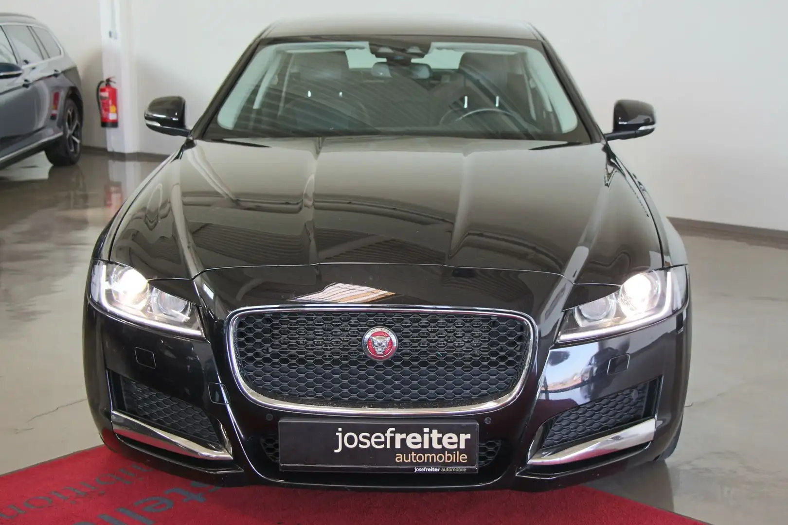 Jaguar XF 20d Prestige Aut. Black - 2