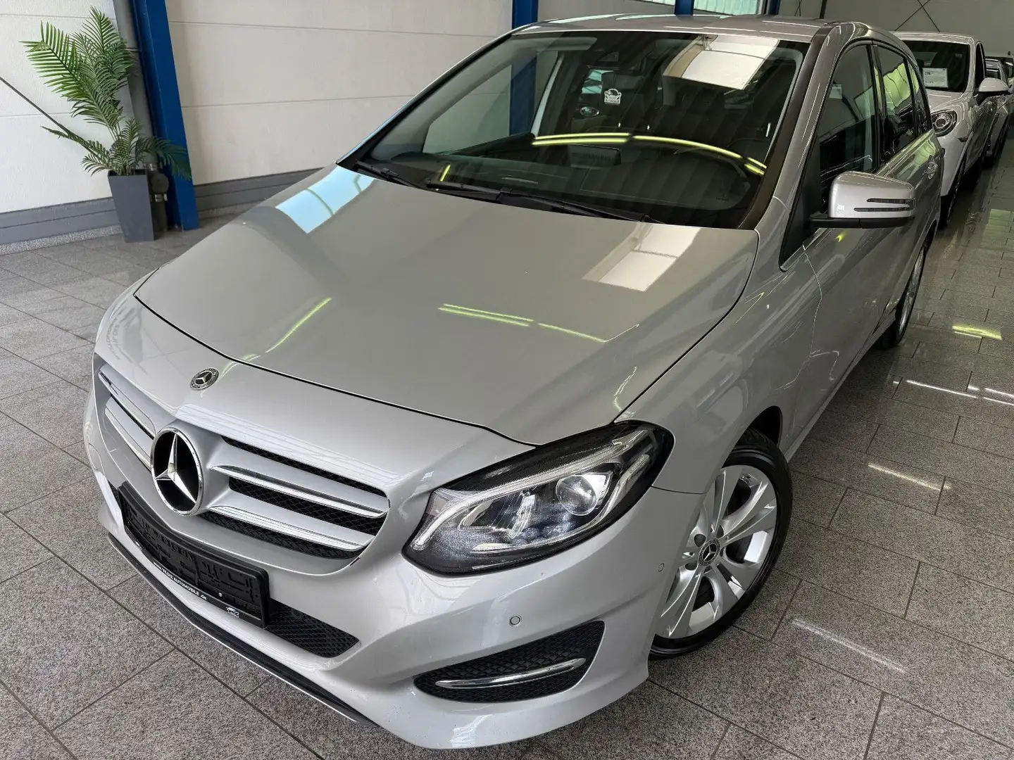 Mercedes-Benz B 180 *AMG-STYLE*URBAN*AUTM*LED*NAVI*TMP*SHZ*KEYL Argent - 1