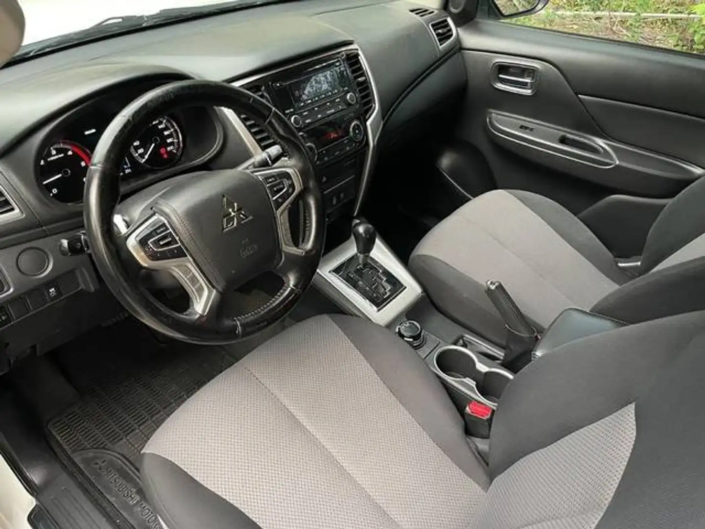 Mitsubishi L200 2.2DI-D Doble Cabina 6AT M-PRO Blanco - 2