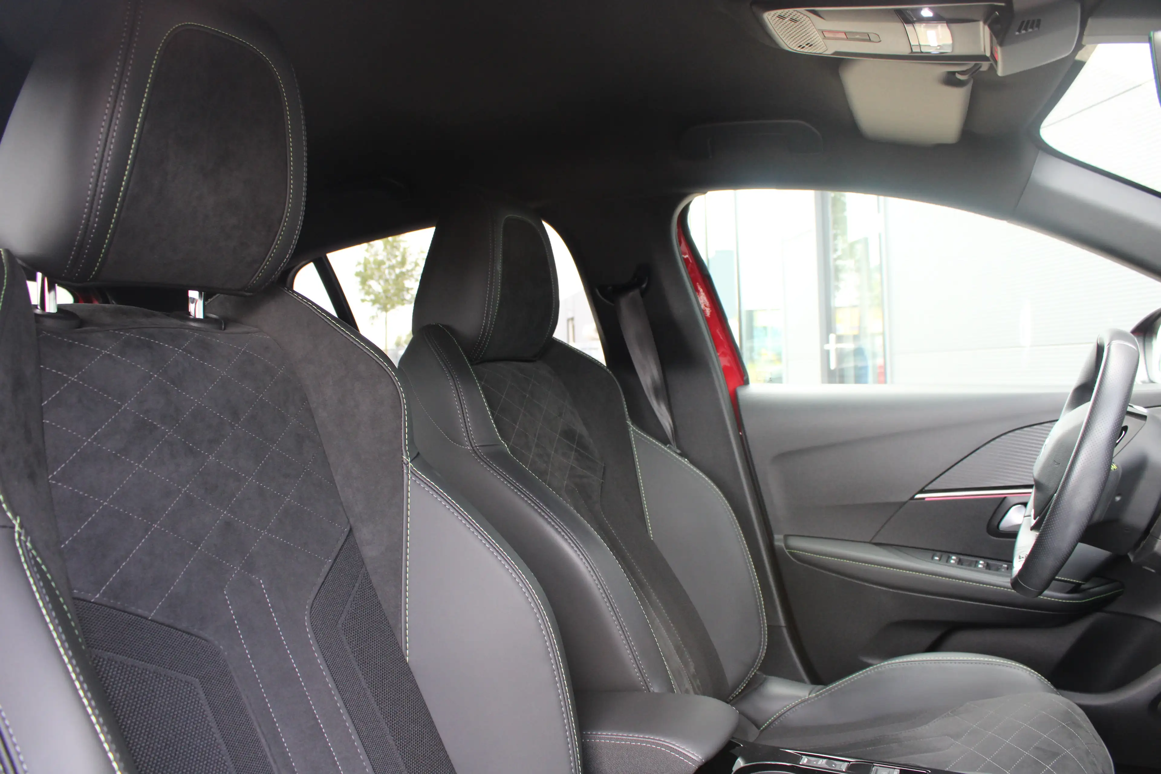 Peugeot e-208 EV GT Pack 50 kWh | Fase 3 laden | SOH 100% | Navi — photo 4