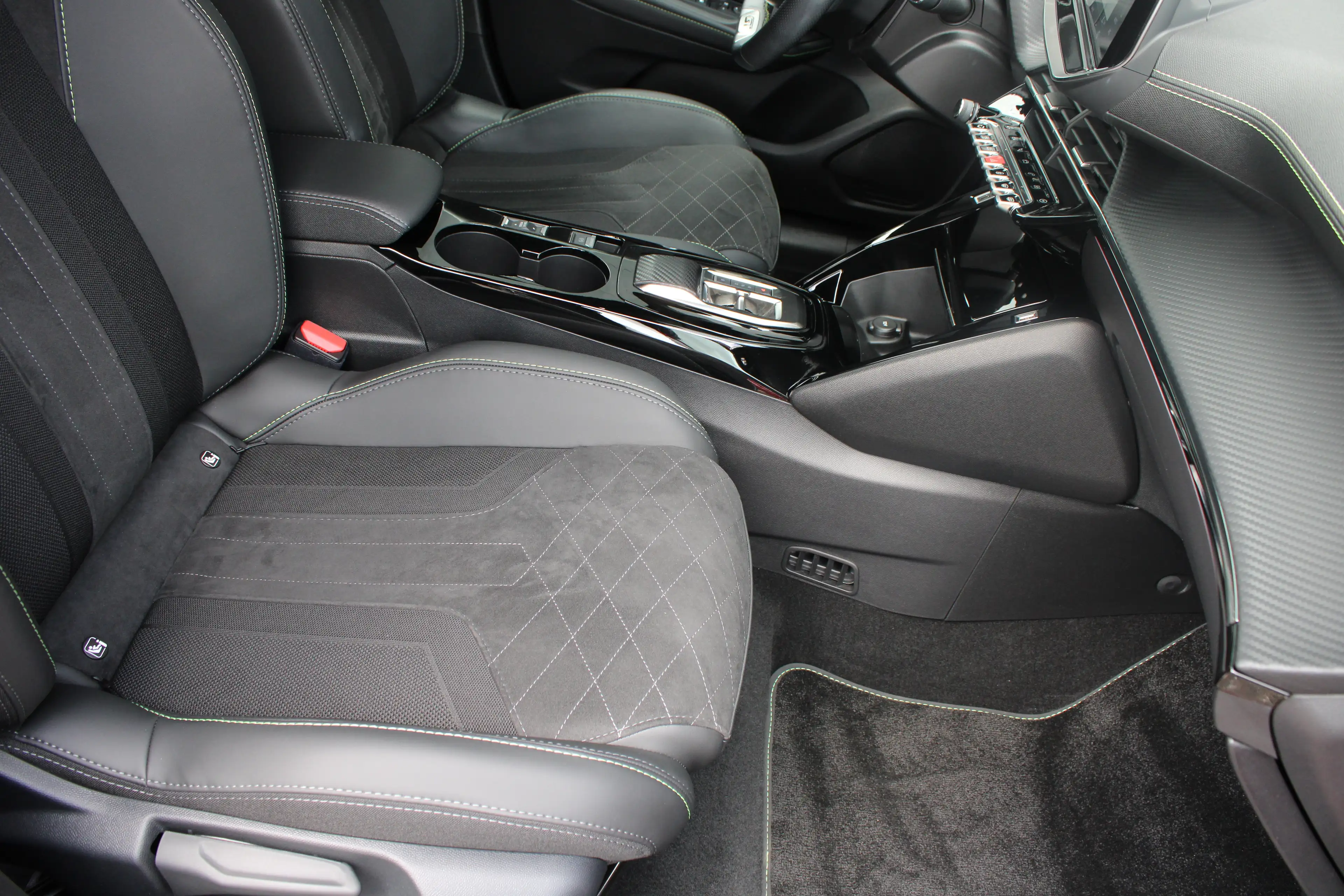 Peugeot e-208 EV GT Pack 50 kWh | Fase 3 laden | SOH 100% | Navi — photo 5