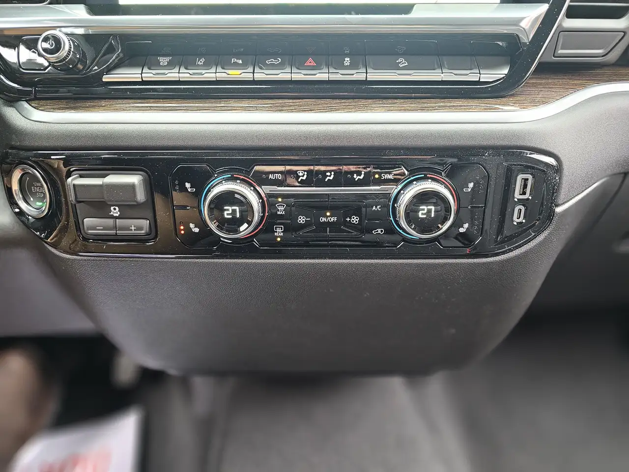GMC Sierra 3500HD снимка GMC Sierra 3500HD