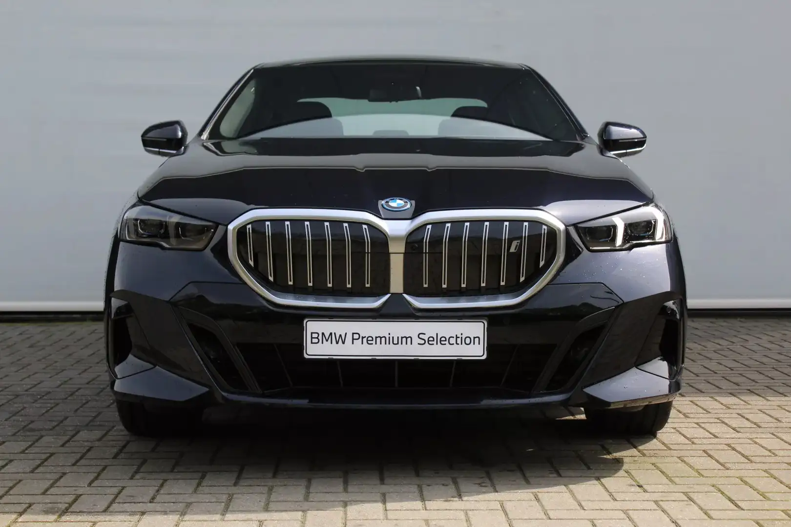 BMW i5 eDrive40 M Sport / Panoramadak / Trekhaak / Adapti Negro - 2