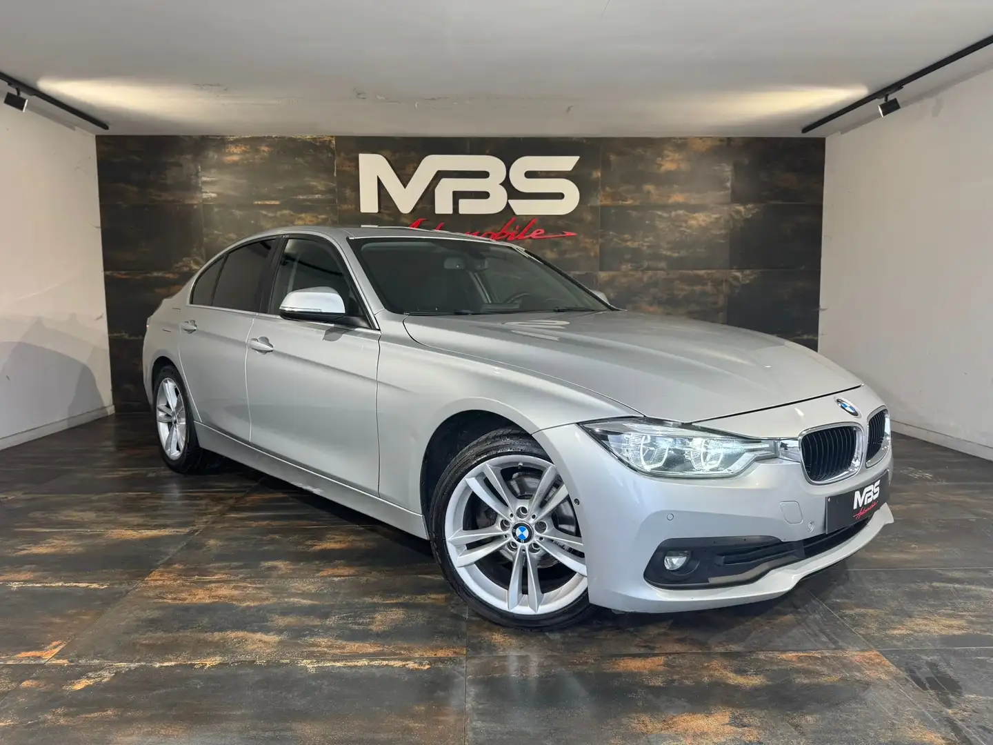 BMW 318 2.0 d AUTO * CAMÉRA * GPS * CLIM * CUIR*GARANTIE Gris - 1