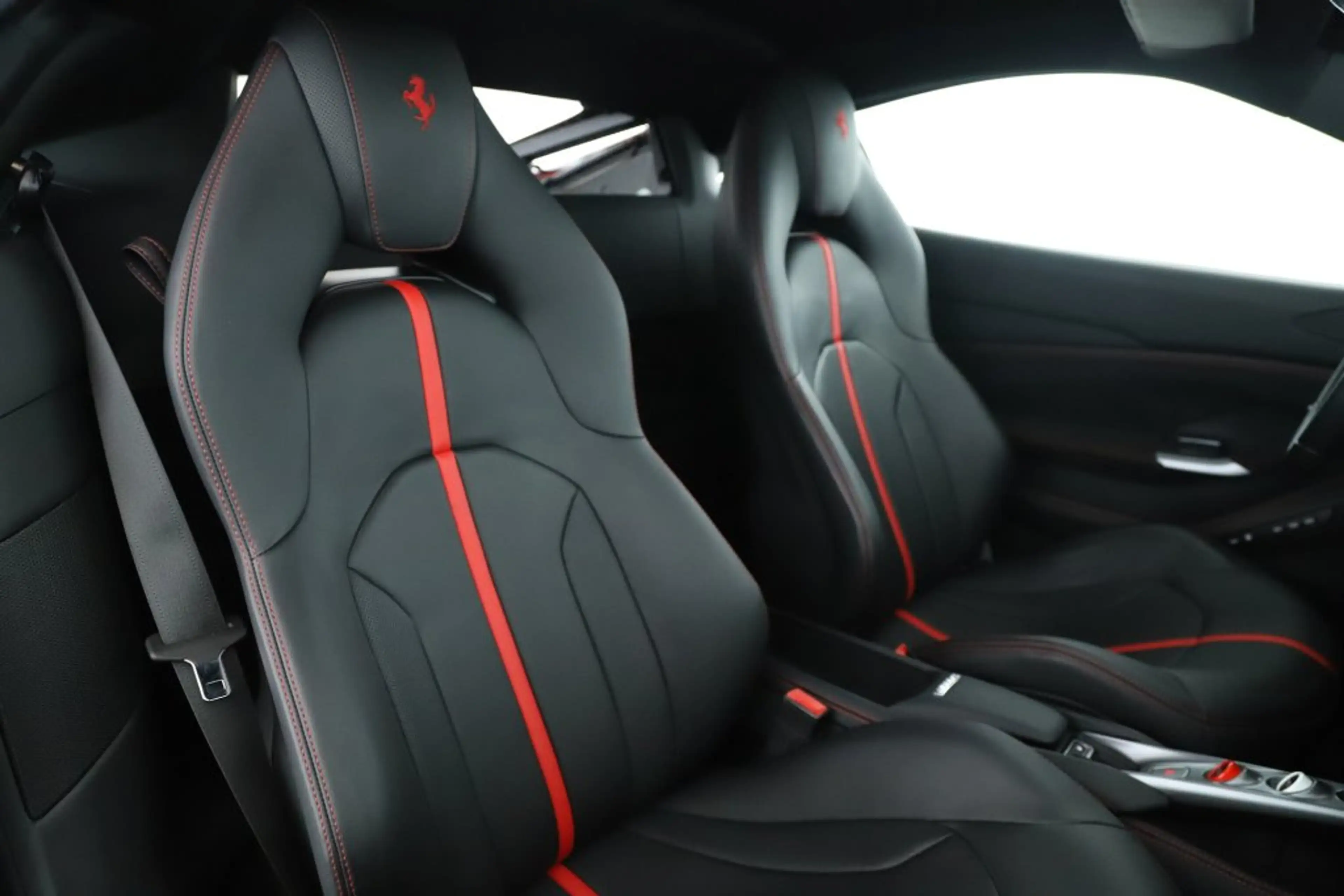 Ferrari F8 Tributo Ö-Auslieferung 1.BESITZ NUR 13.362KM — photo 11