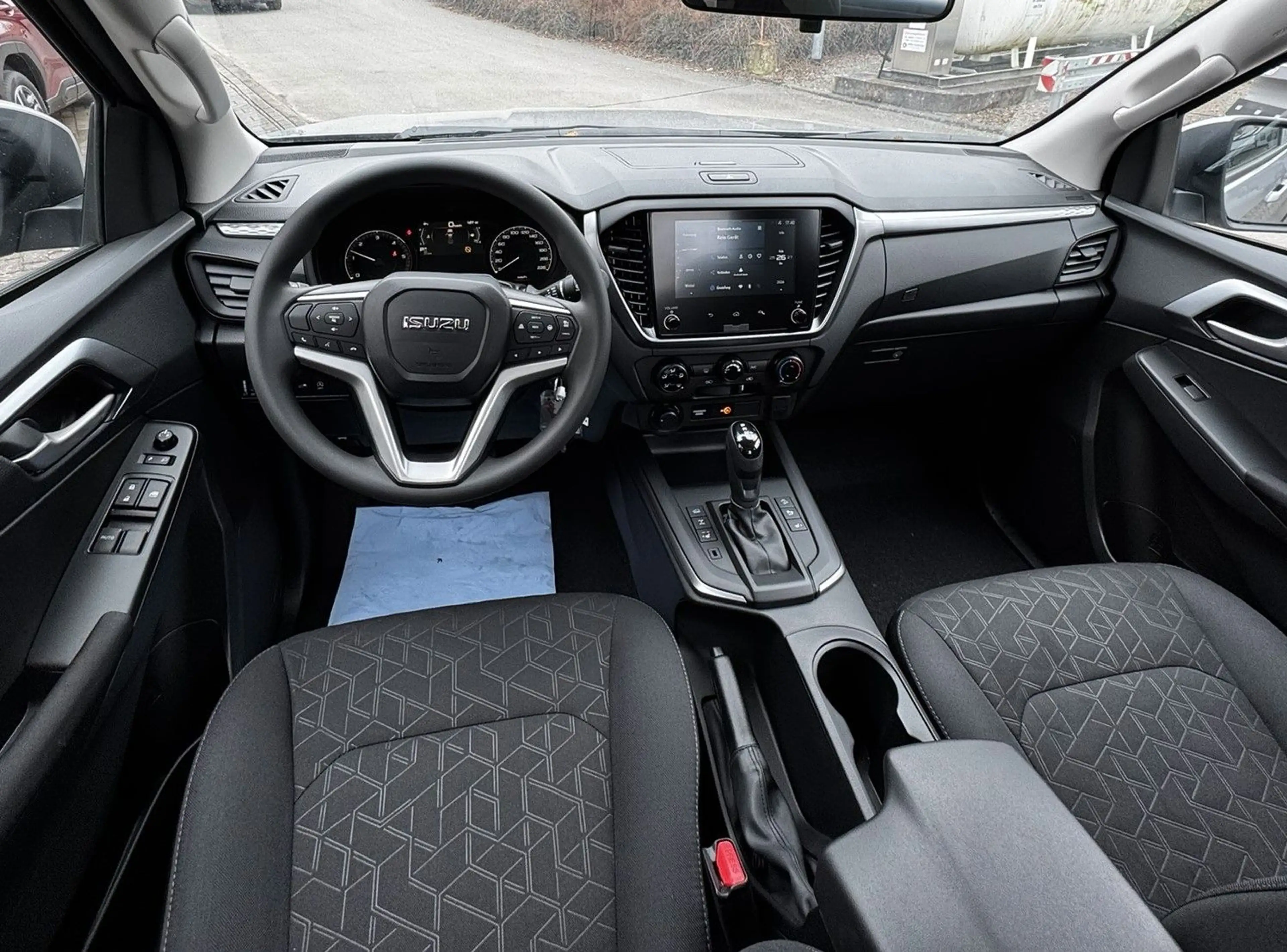 Isuzu D-Max Space Cab 4WD LS AT Rough Terrain Mode — photo 10