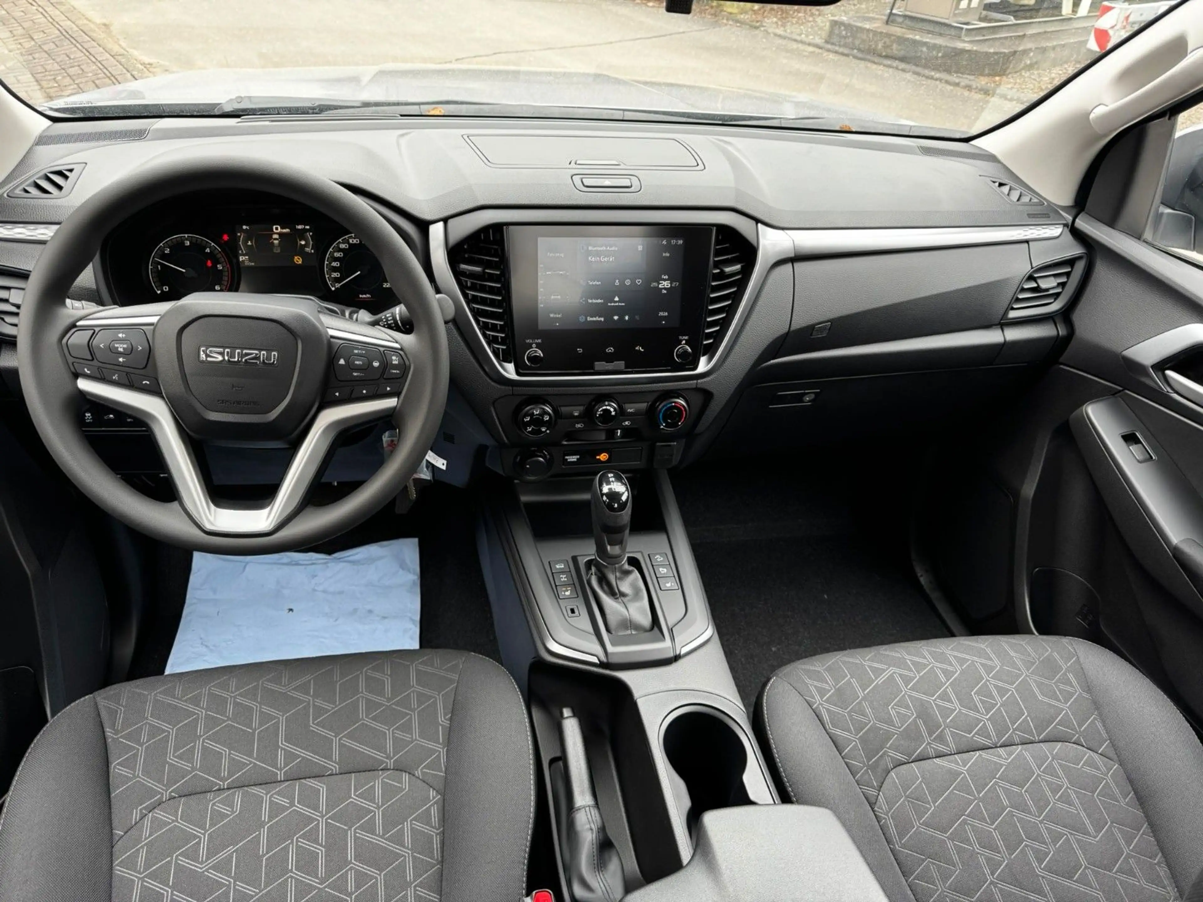 Isuzu D-Max Space Cab 4WD LS AT Rough Terrain Mode — photo 11