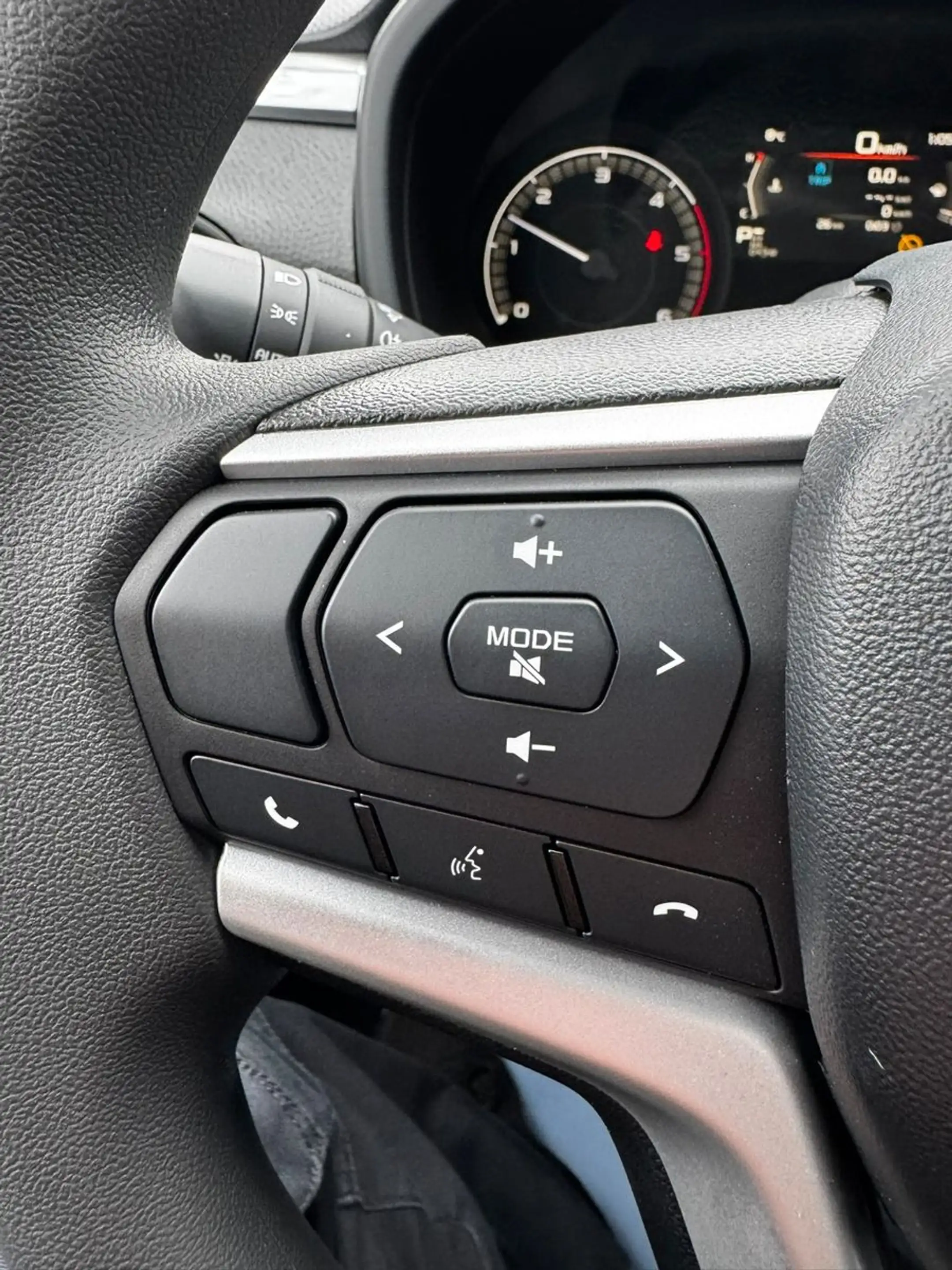 Isuzu D-Max Space Cab 4WD LS AT Rough Terrain Mode — photo 15