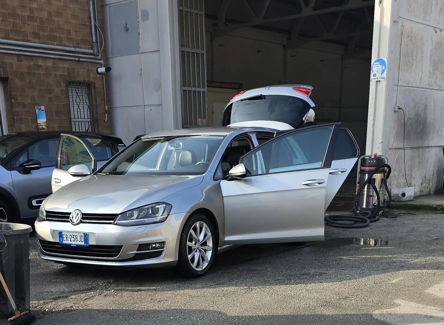Volkswagen Golf 5p 1.6 tdi Highline c/xeno - 1