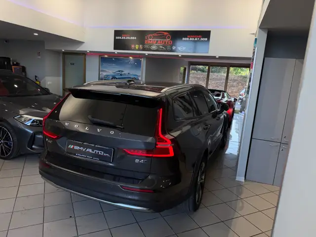 Volvo V60 Cross Country view 13