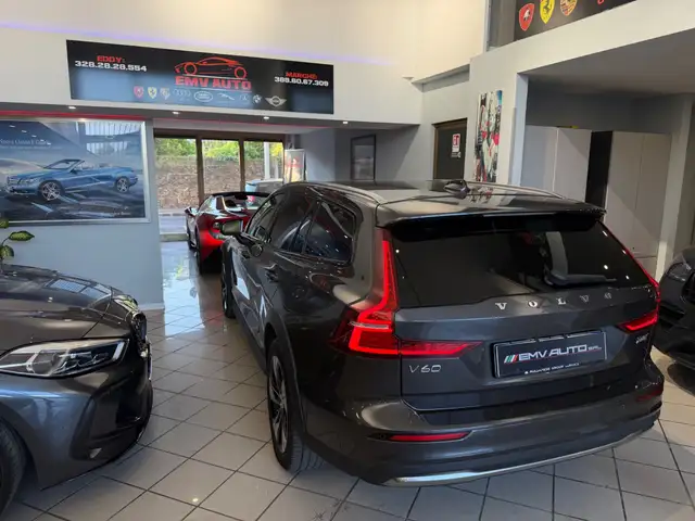 Volvo V60 Cross Country view 11