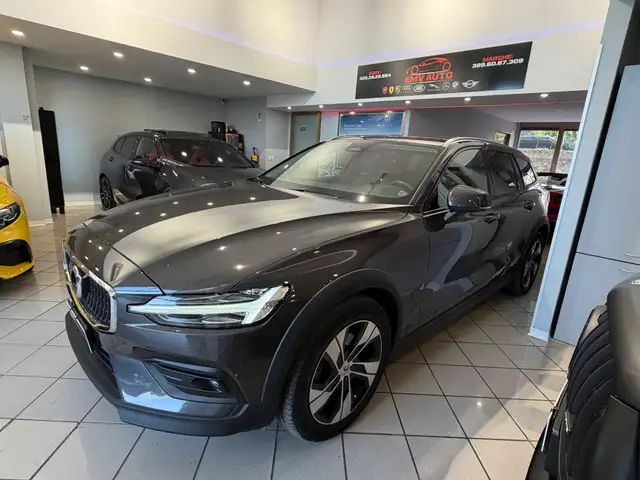 Volvo V60 Cross Country view 4