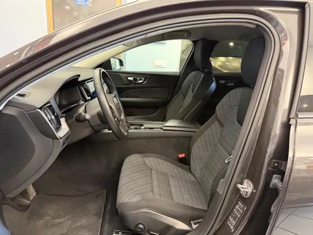 Volvo V60 Cross Country view 8