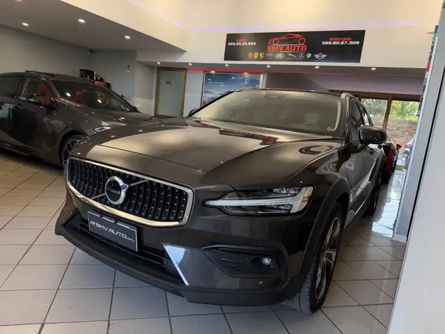 Volvo V60 Cross Country view 3