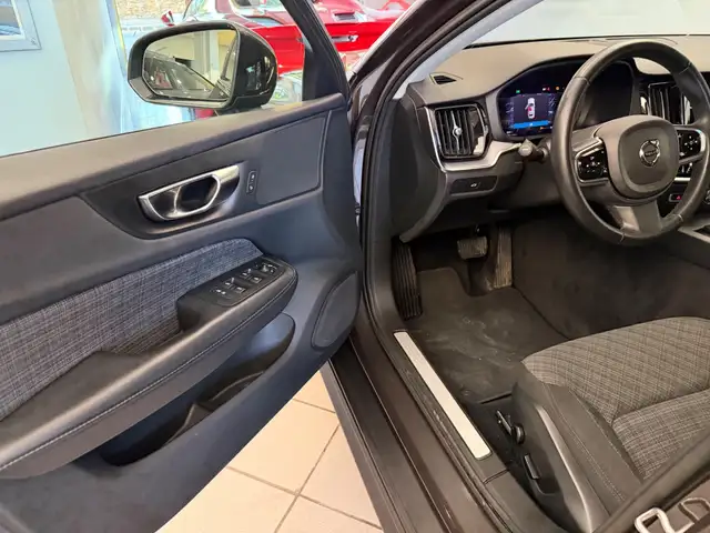 Volvo V60 Cross Country view 7