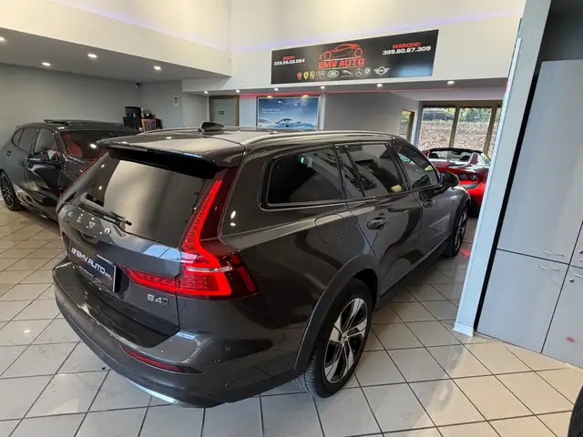 Volvo V60 Cross Country view 12