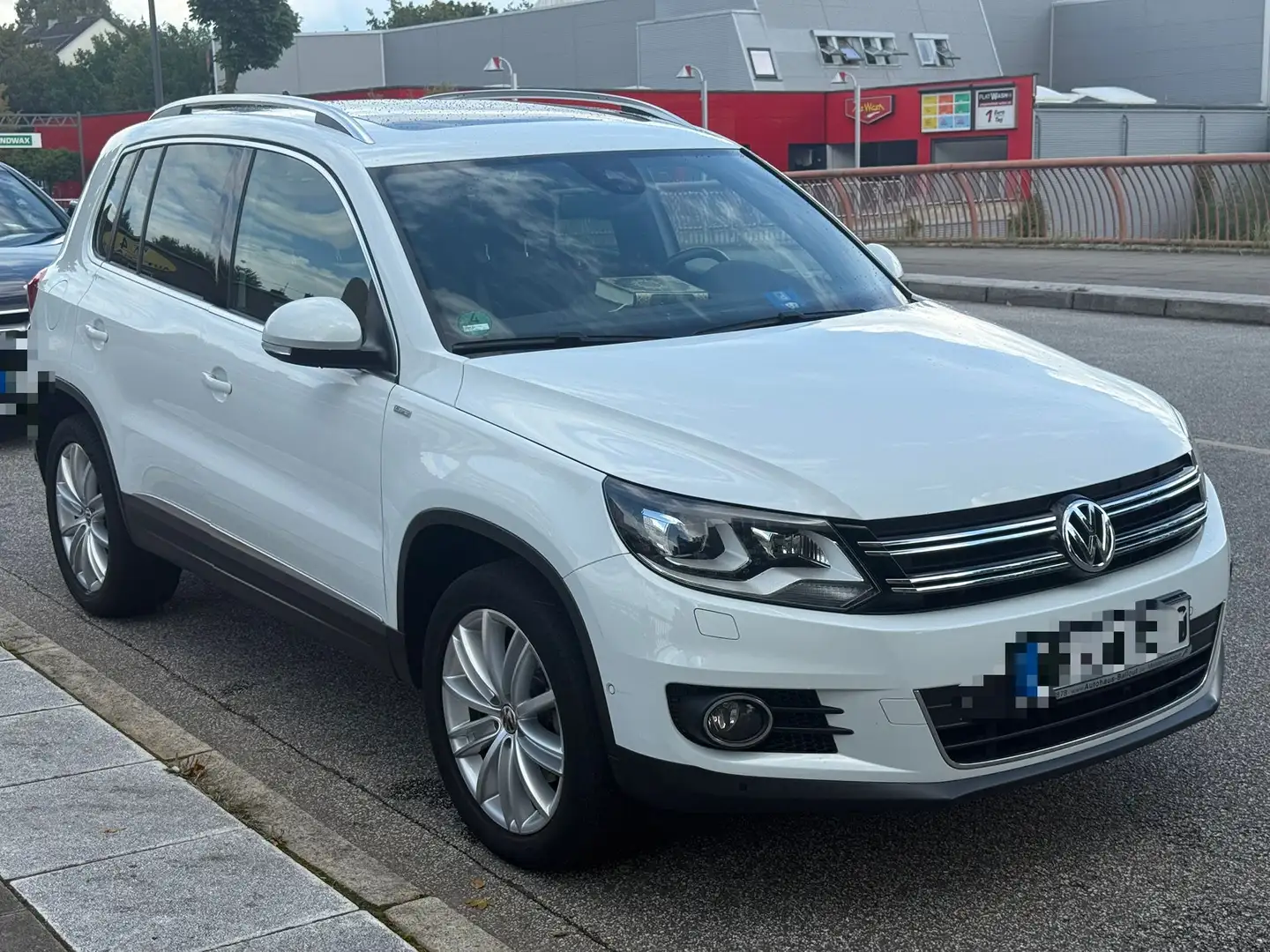 Volkswagen Tiguan 2.0 TDI DPF 4Motion BlueMotion Techn. DSG Sport & Weiß - 1