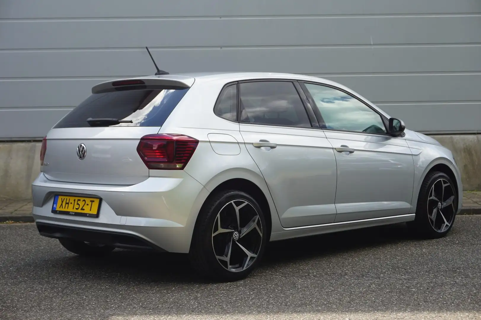 Volkswagen Polo 1.0 MPI 80pk Comfortline Business | Navigatie | Ap Gris - 2