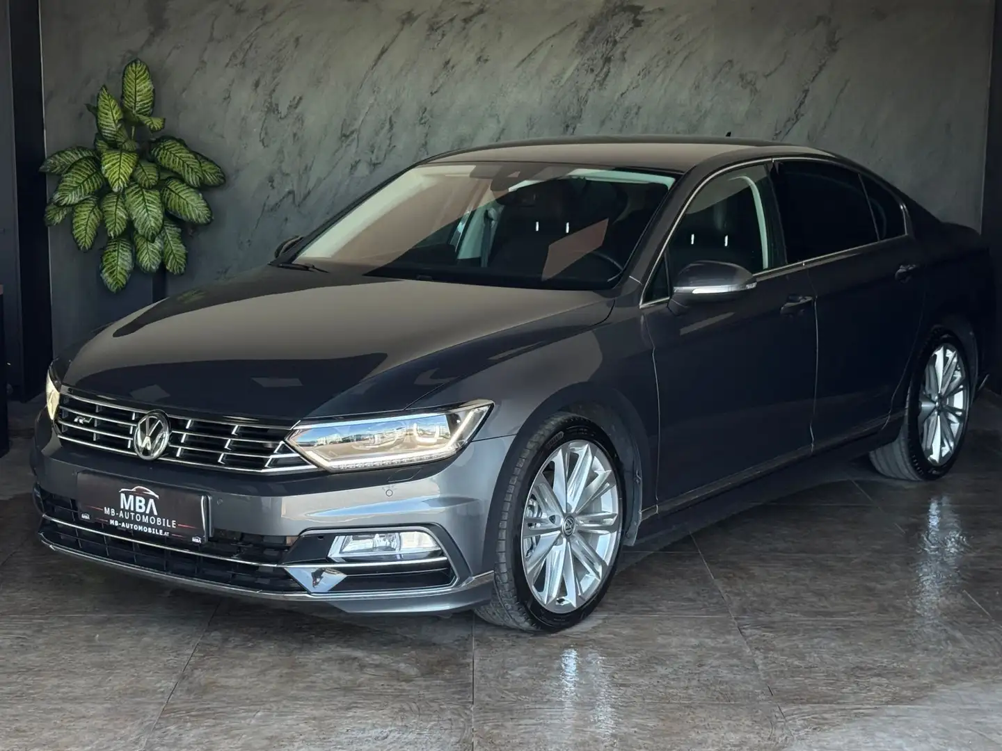 Volkswagen Passat Highline 2,0 TDI DSG | R-LINE | VIRTUAL | 19" | m Grau - 1