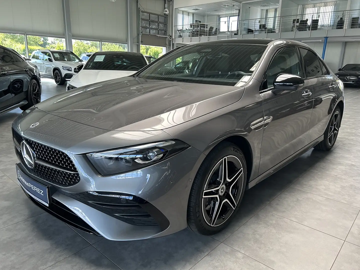 Mercedes-Benz A 250 e AMG LIMOUSINE-PREMIUM PLUS-360°-PANO Grau - 2