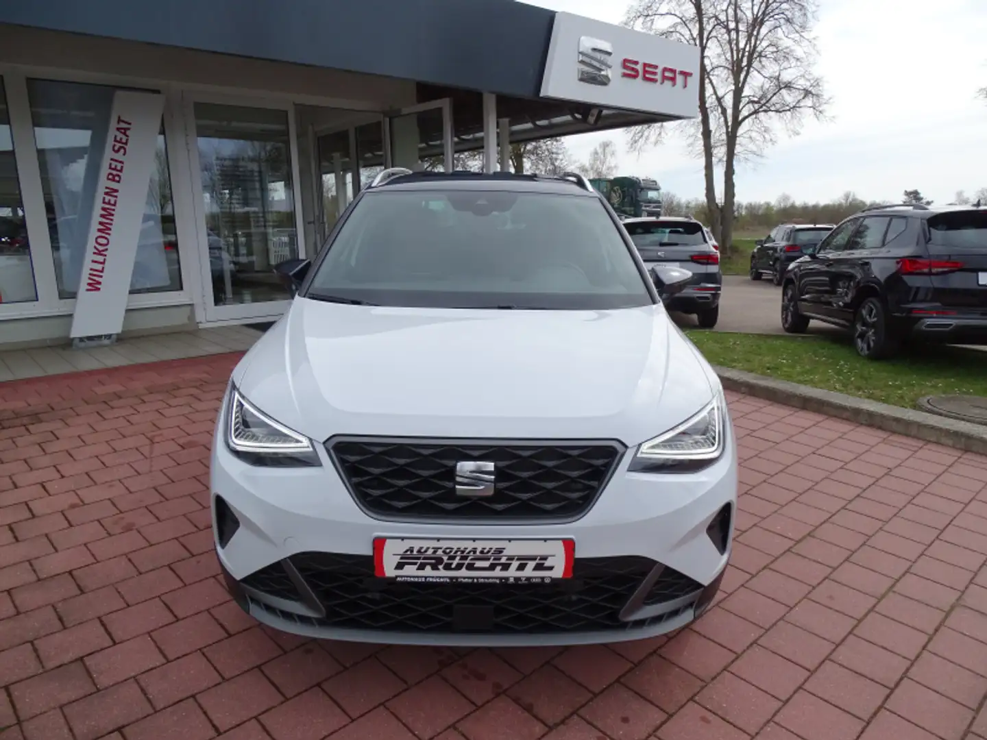 SEAT Arona Arona 1.0 TSI FR DSG 115PS AHK Navi ACC Voll-LED S Wit - 2