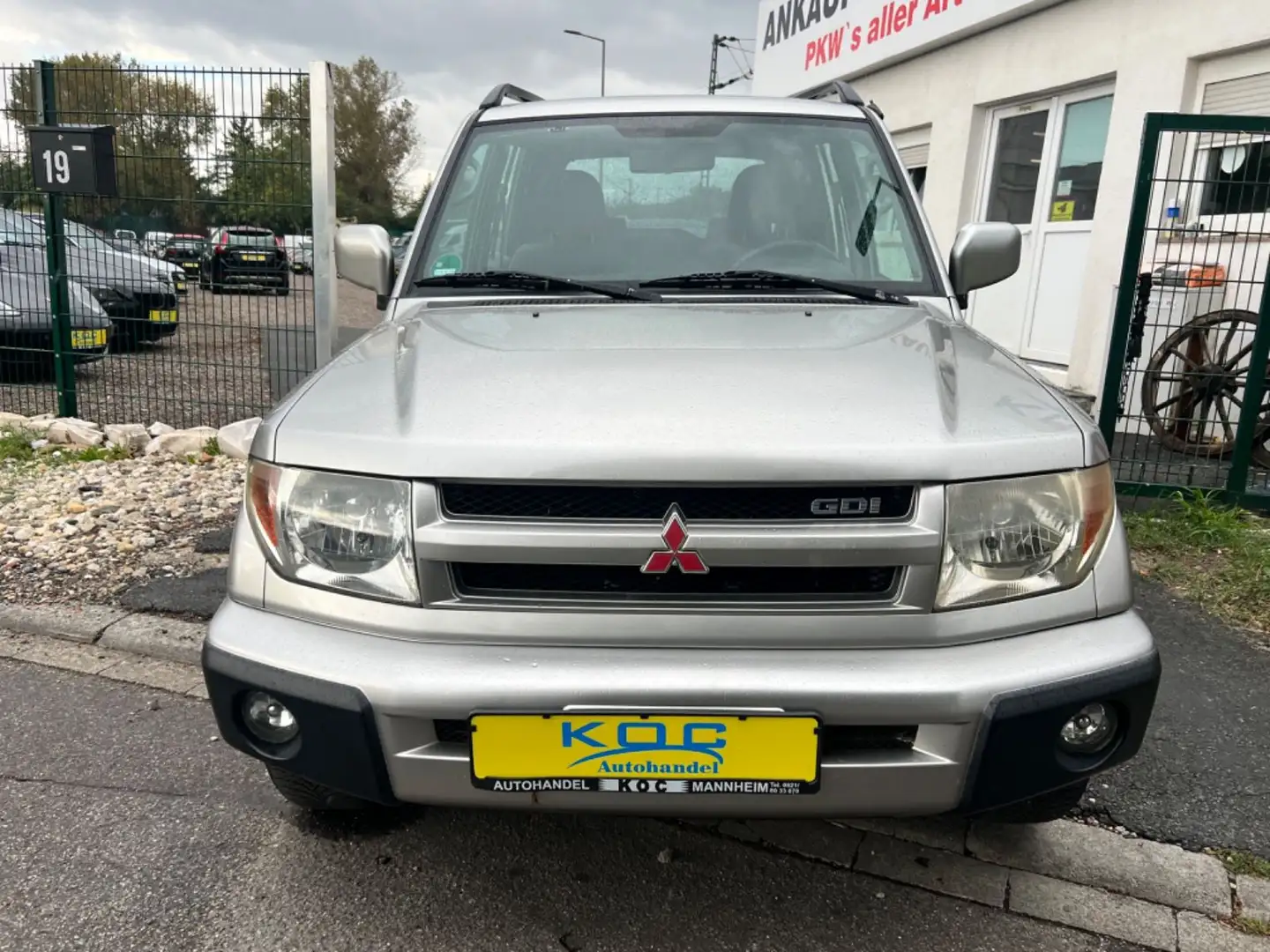 Mitsubishi Pajero 2.0 GDI Comfort I / AHK / KLIMA Plateado - 2