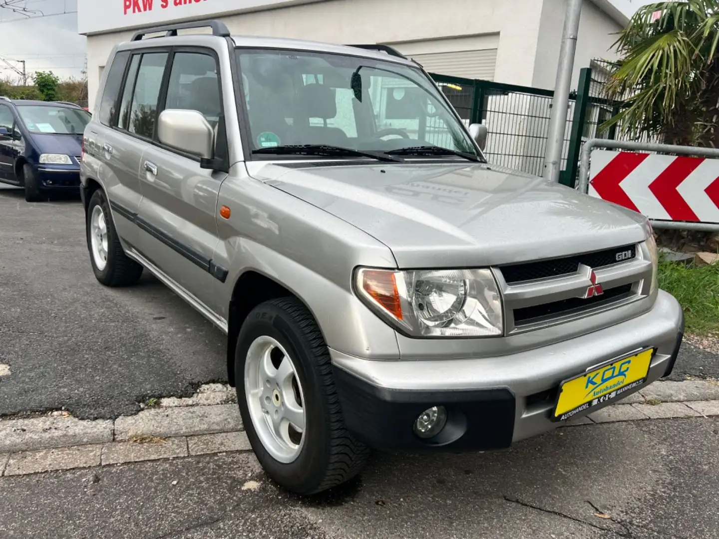 Mitsubishi Pajero 2.0 GDI Comfort I / AHK / KLIMA Plateado - 1