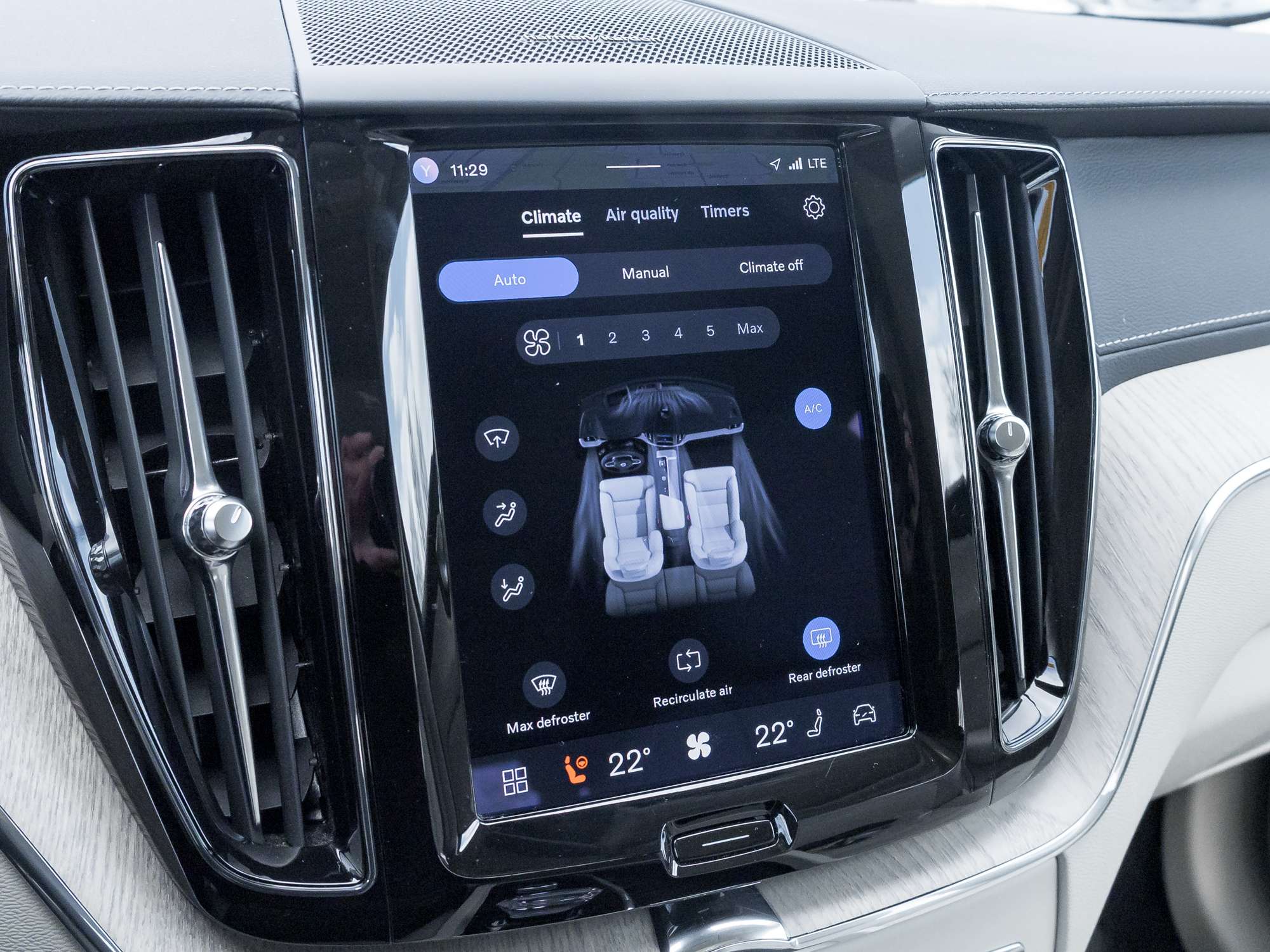 2024 Volvo XC60 T8 eAWD PHEV Ultimate Dark Theme thumb 21