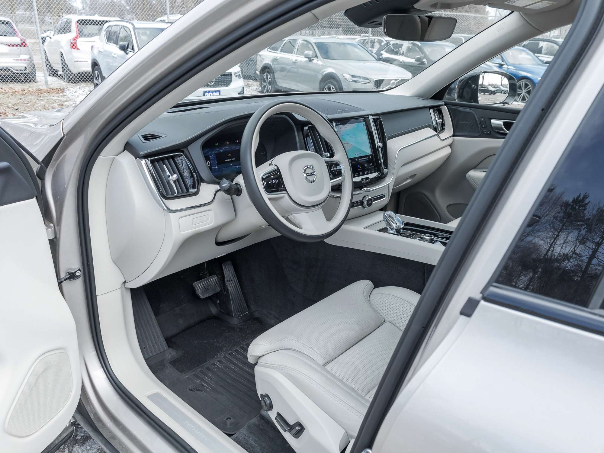 2024 Volvo XC60 T8 eAWD PHEV Ultimate Dark Theme thumb 8