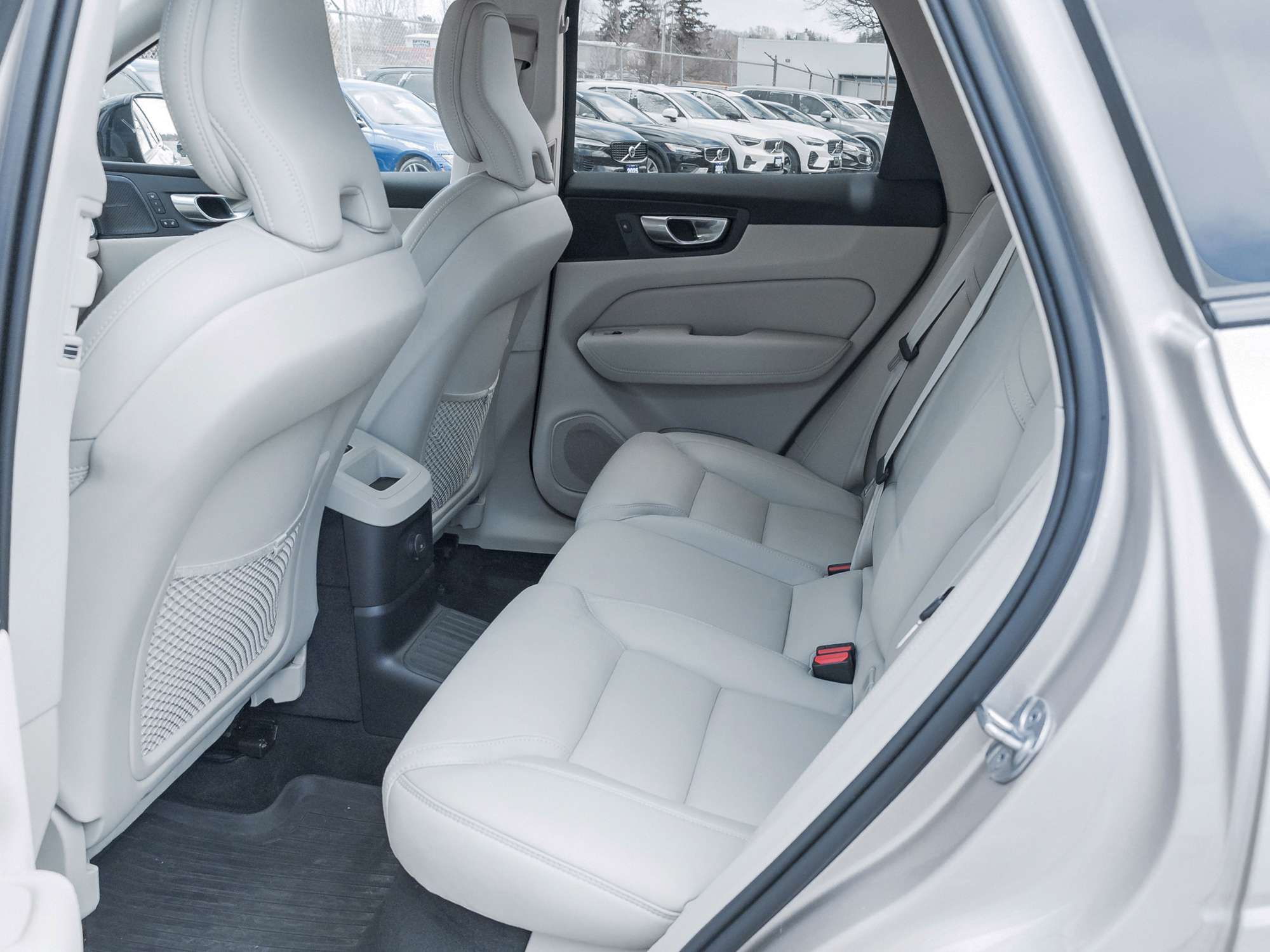 2024 Volvo XC60 T8 eAWD PHEV Ultimate Dark Theme thumb 25