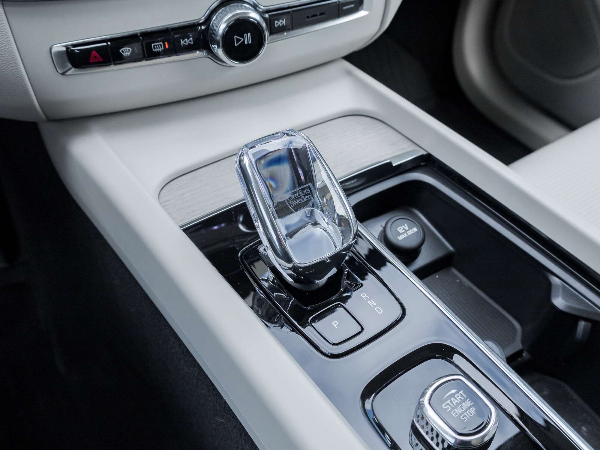 2024 Volvo XC60 T8 eAWD PHEV Ultimate Dark Theme thumb 18