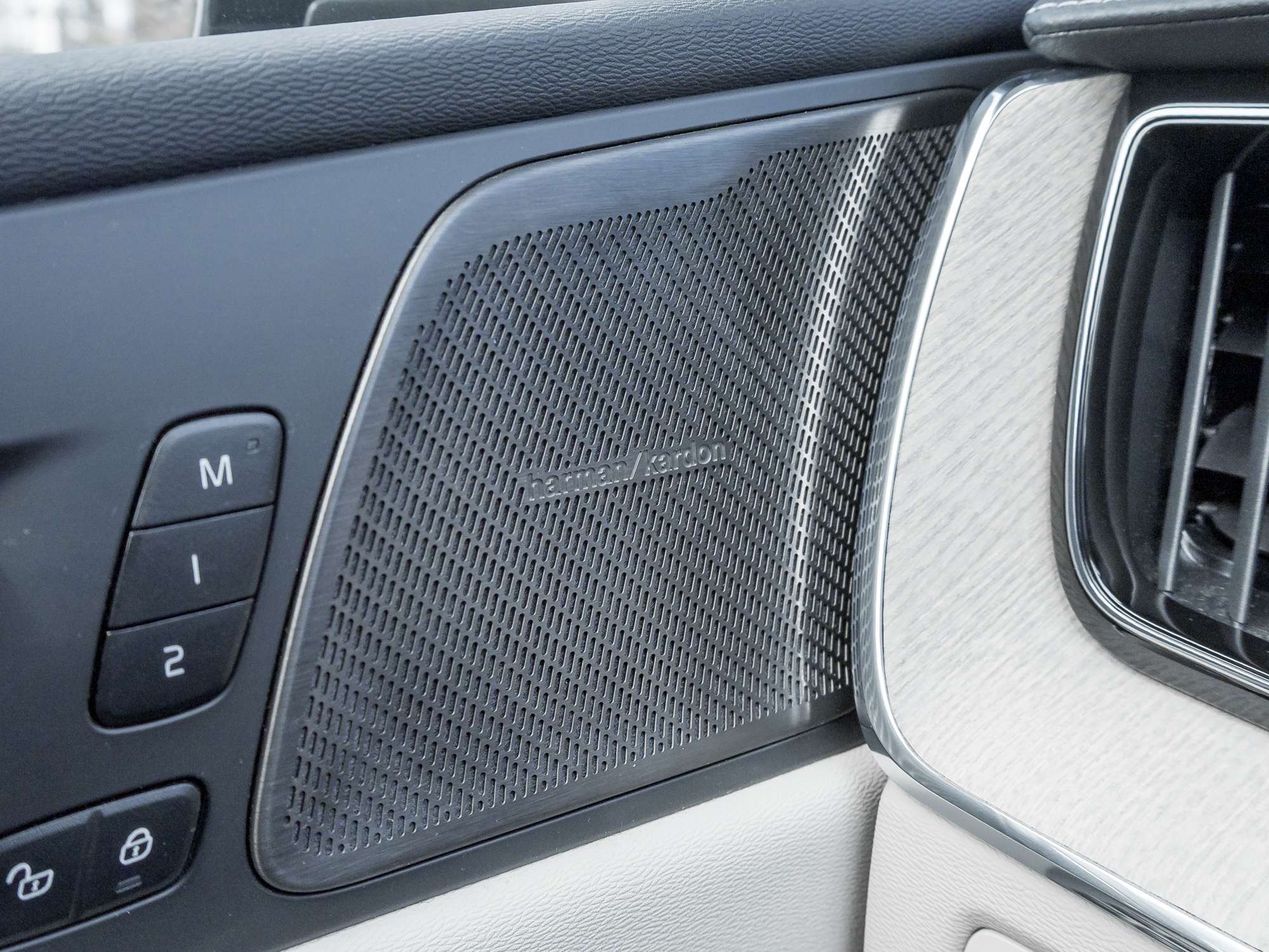 2024 Volvo XC60 T8 eAWD PHEV Ultimate Dark Theme thumb 17